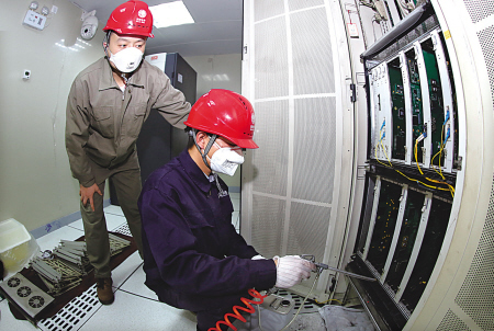 帶電“清洗”通信設(shè)備 保障通信傳輸?shù)默F(xiàn)代化作業(yè)